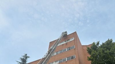 Extinguido un incendio en la azotea de la Facultad de Derecho  de la Universidad Complutense