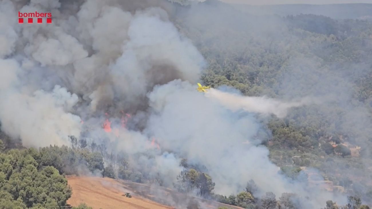El calor dificulta las tareas de extinción de los incendios forestales en Cataluña