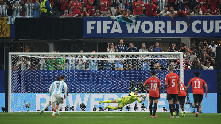 Messi falla un penalti ante Egipto / EFE