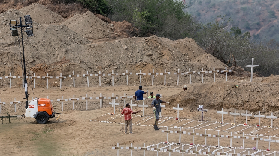 Venezuela entierra a sus muertos, algunos sin identificar,  en cementerios improvisados