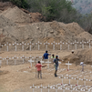 Venezuela entierra a sus muertos, algunos sin identificar,  en cementerios improvisados
