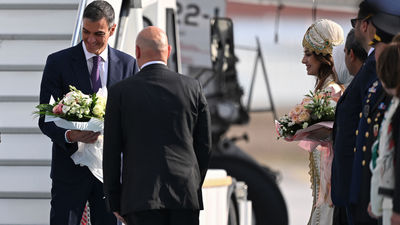 Sánchez se encuentra en Ankara con un ramo de flores preparado para Begoña Gómez