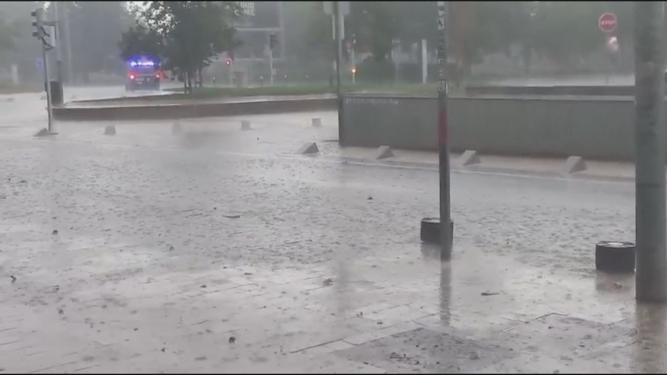 Una fuerte tormenta de verano sorprende a los madrileños en plena ola de calor