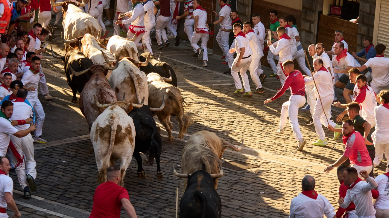 Tramo de plaza del ayuntamiento durante el primer encierro de los Sanfermines de 2026