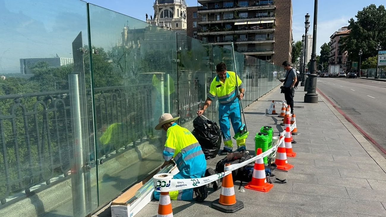 Madrid renueva los vinilos del viaducto de Bailén para recuperar la transparencia de sus mamparas