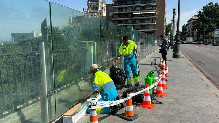 Madrid renueva los vinilos del viaducto de Bailén para recuperar la transparencia de sus mamparas