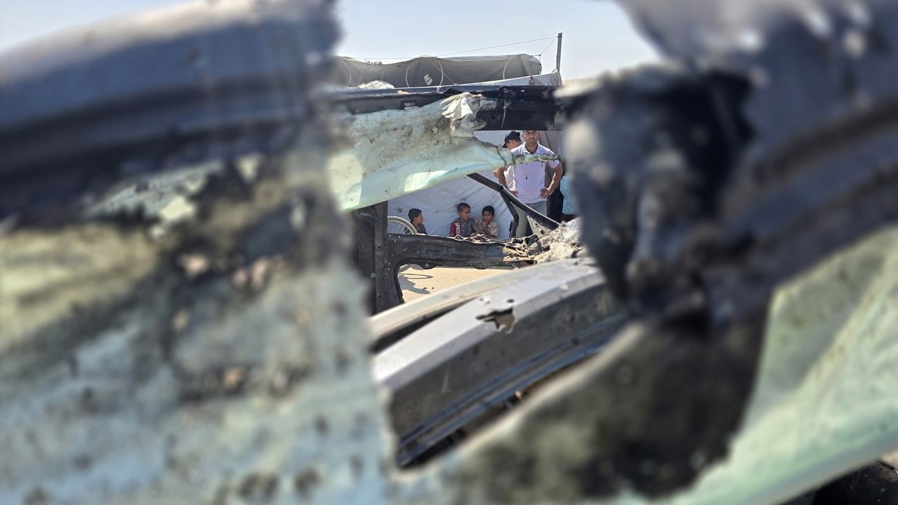 Gazatíes de Khan Yunis tras uno de los ataques de fuerzas israelíes a uno de los campos de desplazados