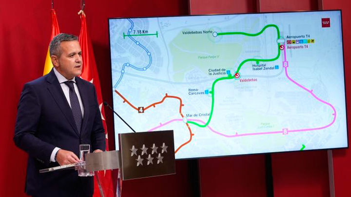 El consejero Jorge Rodrigo ante un plano con la futura ampliación de la línea 11 (en verde)
