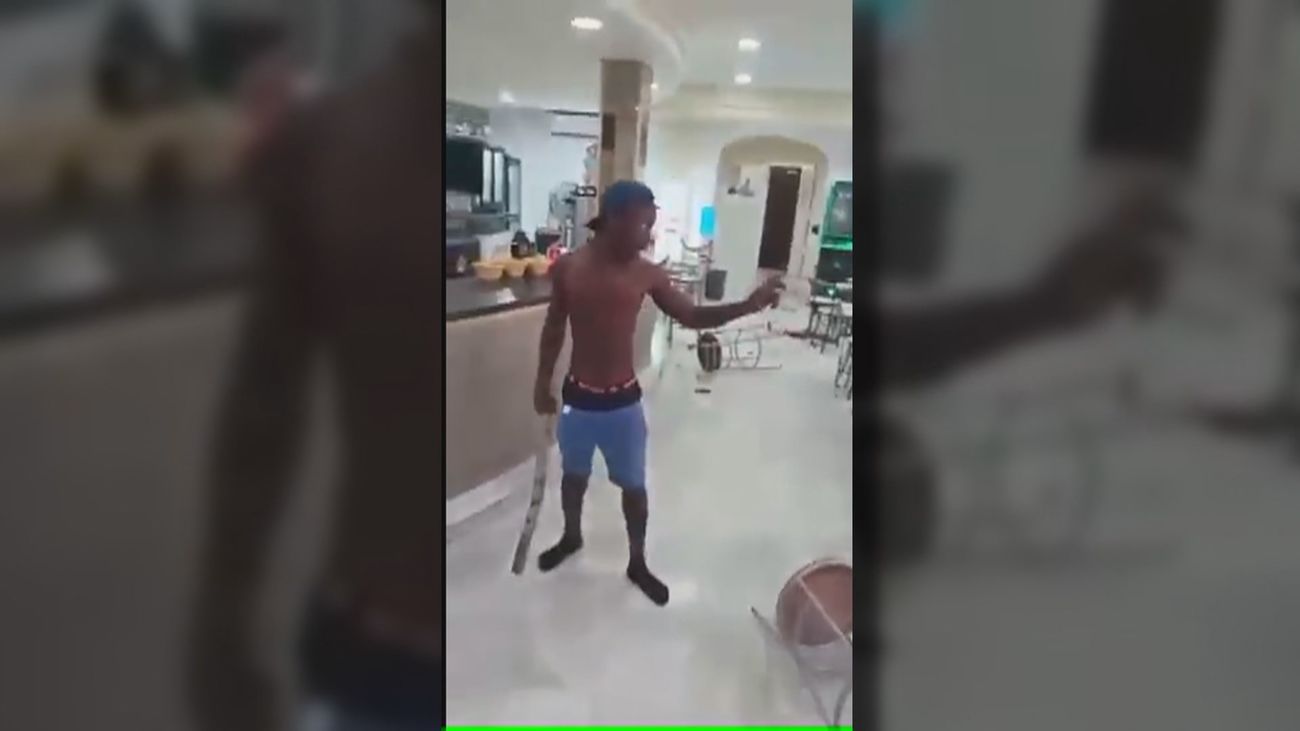 Pánico en un bar de Huelva: Un hombre destroza el mobiliario con una barra de hierro