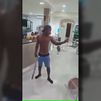 Pánico en un bar de Huelva: un hombre destroza el mobiliario con una barra de hierro