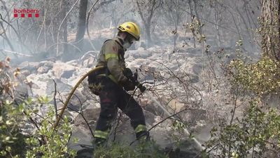 Los Bomberos confían en poder dar por estabilizado al anochecer el incendio de Sentmenat (Barcelona)