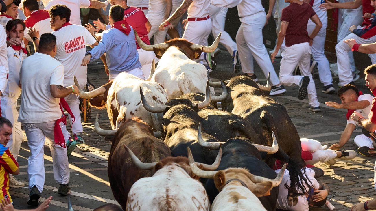 12 corredores heridos en el tercer encierro de San Fermín, uno por asta de toro en el brazo
