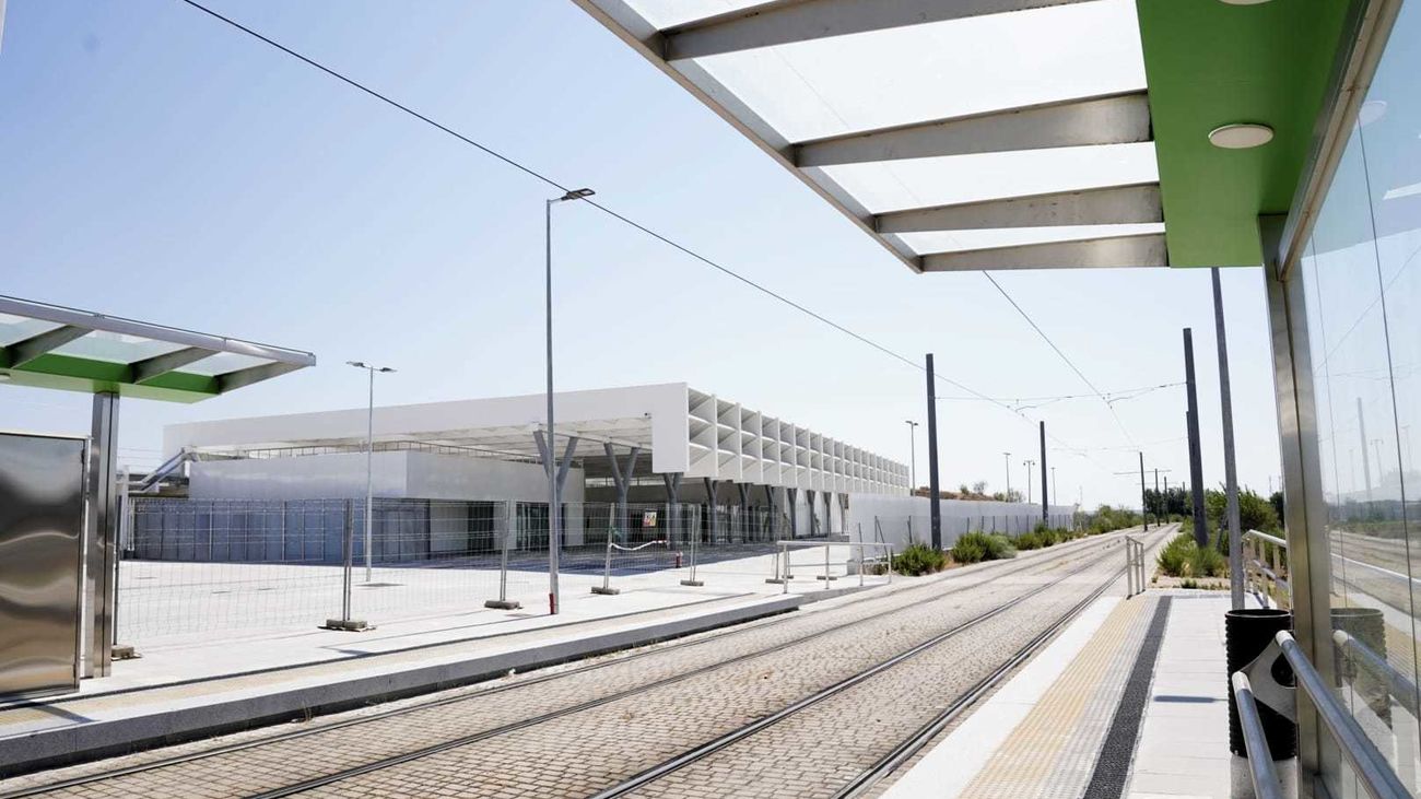 Andenes y edificio principal de la nueva estación de Cercanías de Parla Norte