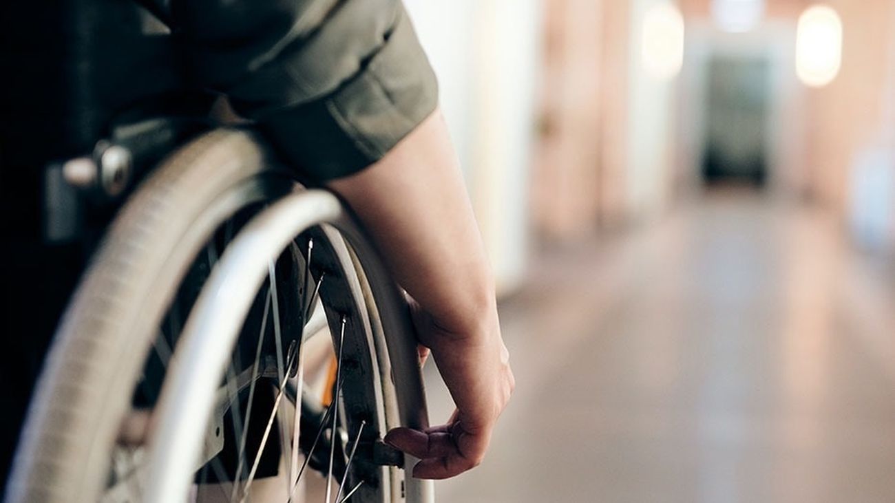 Un hombre en silla de ruedas
