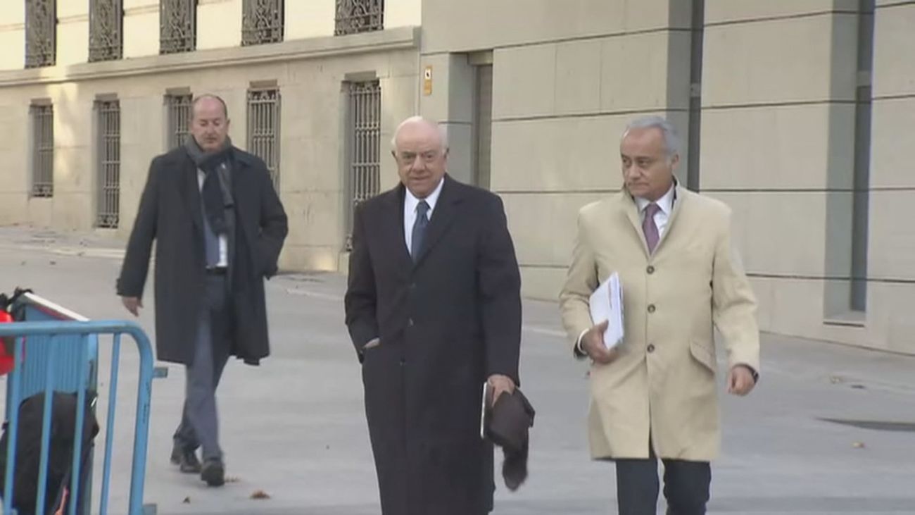 La Audiencia Nacional abre juicio contra el BBVA, su expresidente y otras 14 personas por encargos ilegales a Villarejo