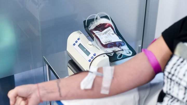 Una persona donando sangre