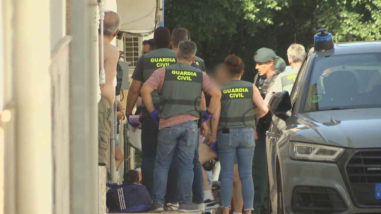 La Guardia Civil registra la vivienda del detenido por el doble crimen de Mijas (Málaga)