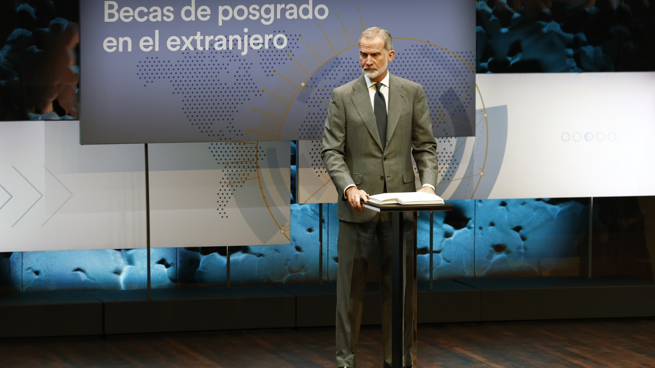 El Rey anima a los becados de la Fundación "la Caixa" a “contribuir” al progreso de España