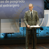El Rey anima a los becados de la Fundación "la Caixa" a “contribuir” al progreso de España