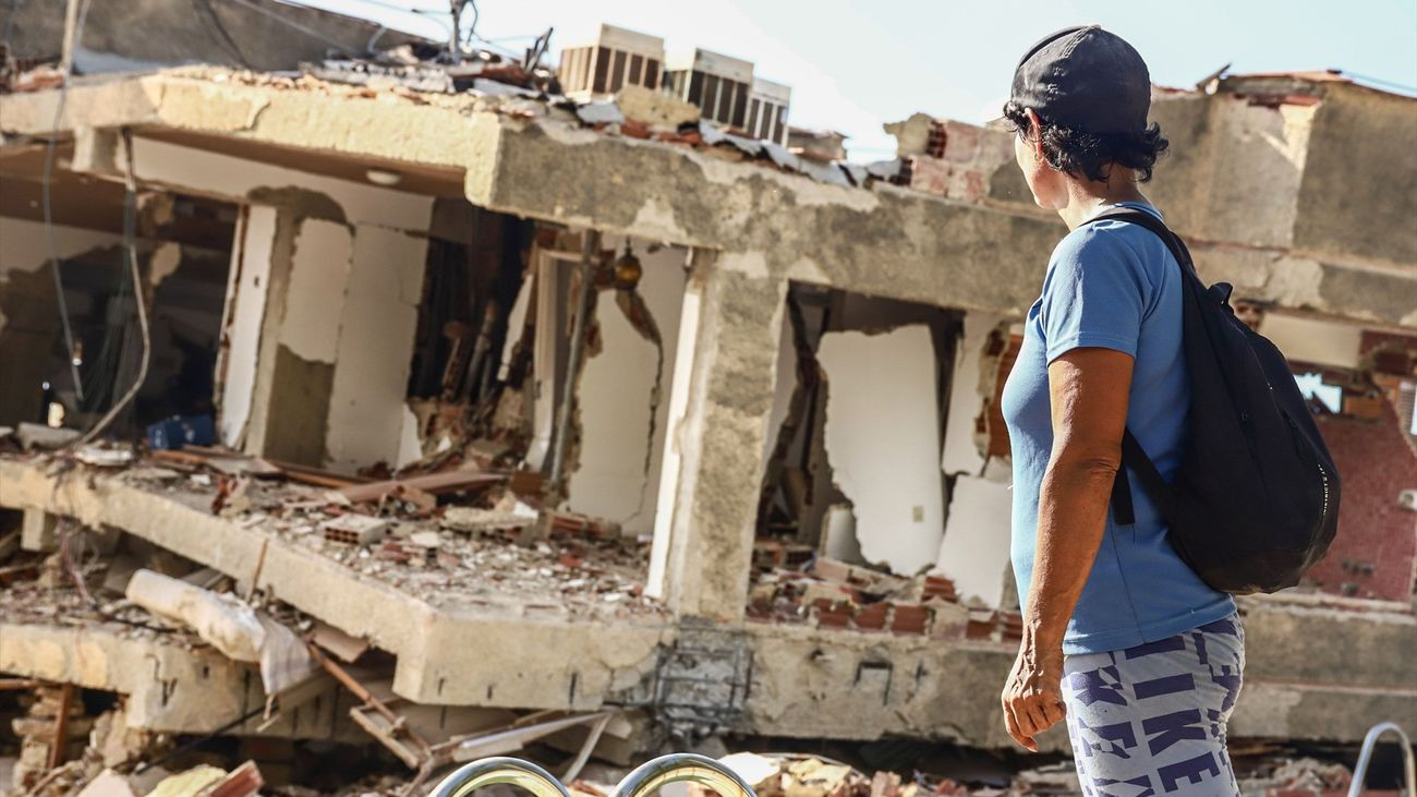 Una persona observa un edificio colapsado en Caraballeda, La Guaira, Venezuela