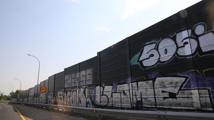 Alcobendas exige al Gobierno la limpieza de pintadas en las pantallas acústicas de la A-1