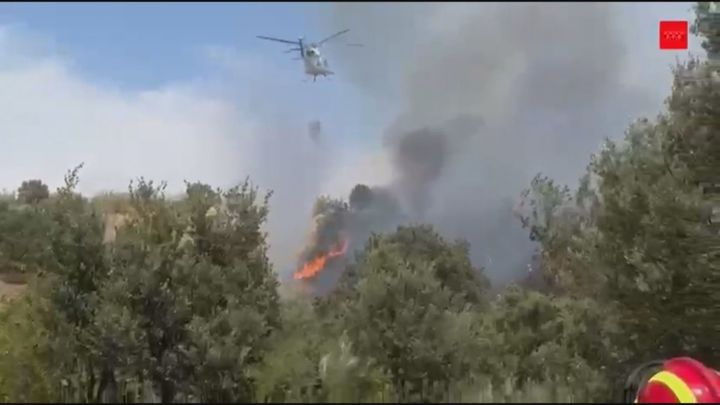 Helicóptero trabajando en la extinción del incendio