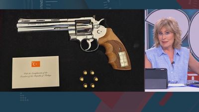 Albares asegura que "ningún ministro" y "probablemente" tampoco Sánchez viera la pistola que regaló Erdogan