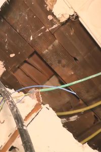 Una fuga sin reparar provoca inundaciones y deja sin suministro a un edificio de Hortaleza