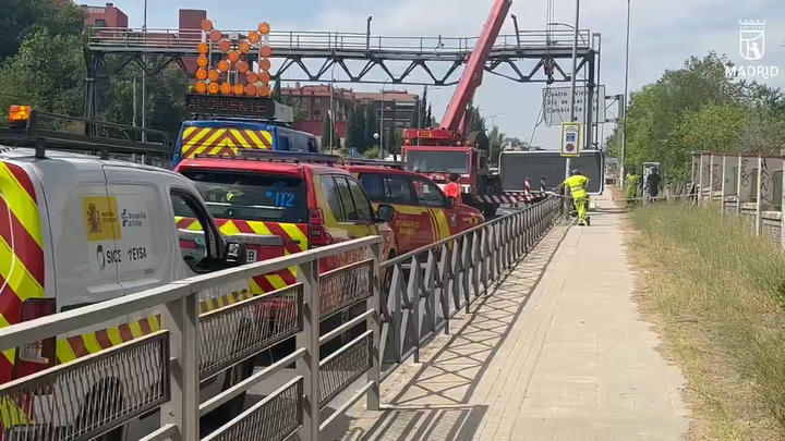 Retenciones en la A-5 a la salida de Madrid tras golpear un camión un panel luminoso y obligar a intervenir a los Bomberos
