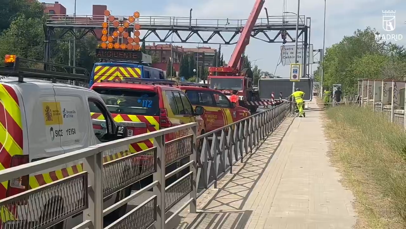 Retenciones en la A-5 a la salida de Madrid tras golpear un camión un panel luminoso y obligar a intervenir a los Bomberos