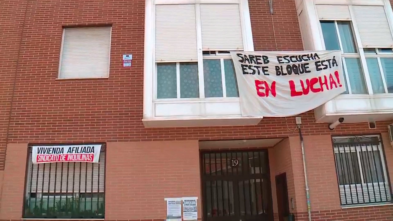 17 familias de Fuenlabrada se plantan ante la Sareb: viven en un limbo legal y temen acabar desahuciadas