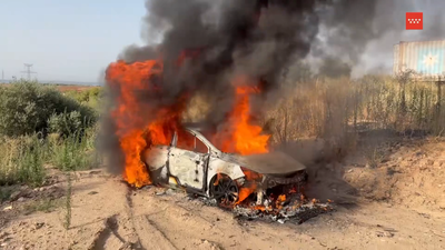 Arde un coche en Mejorada del Campo y los bomberos evitan que el fuego se propague al terreno cercano