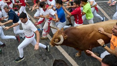 Emoción y mucho peligro en el sexto encierro de San Fermín 2026: los toros de La Palmosilla han dejado un herido por asta