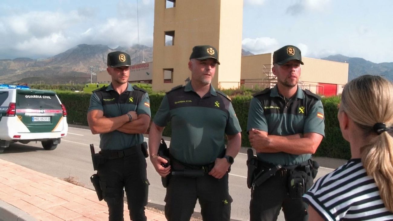 Milagroso rescate 'in extremis' de una pareja británica atrapada en un barranco por el incendio de Almería
