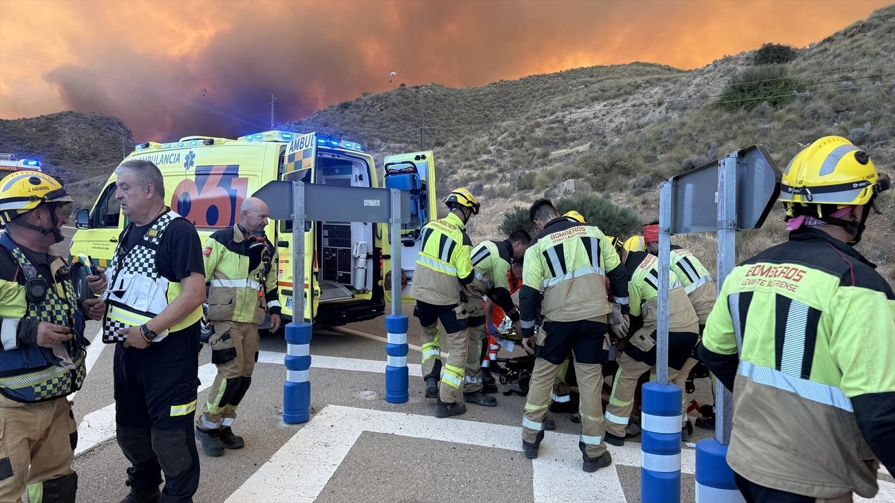 Servicios de emergencias en el incendio de Los Gallardos, Almería