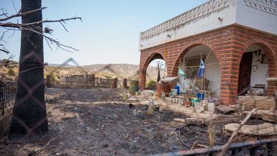 "Esto es un desastre", la dura vuelta a casa de los vecinos de Los Gallardos tras el incendio