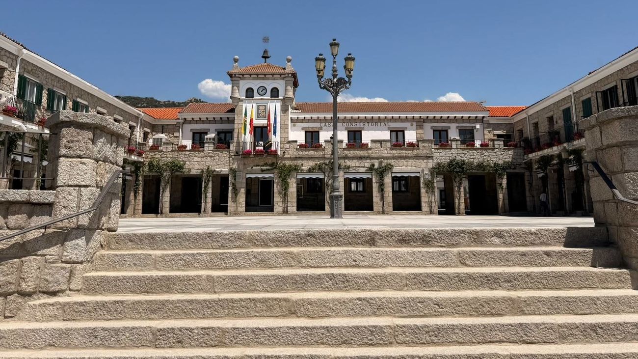 Escalinata, plaza y casa consistorial de Hoyo de Manzanares