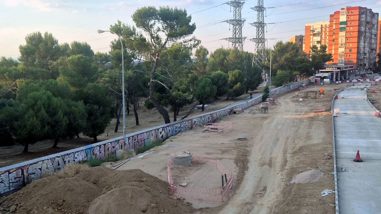 Tramo de la tapia histórica de la Casa de Campo semienterrada por las obras de soterramiento