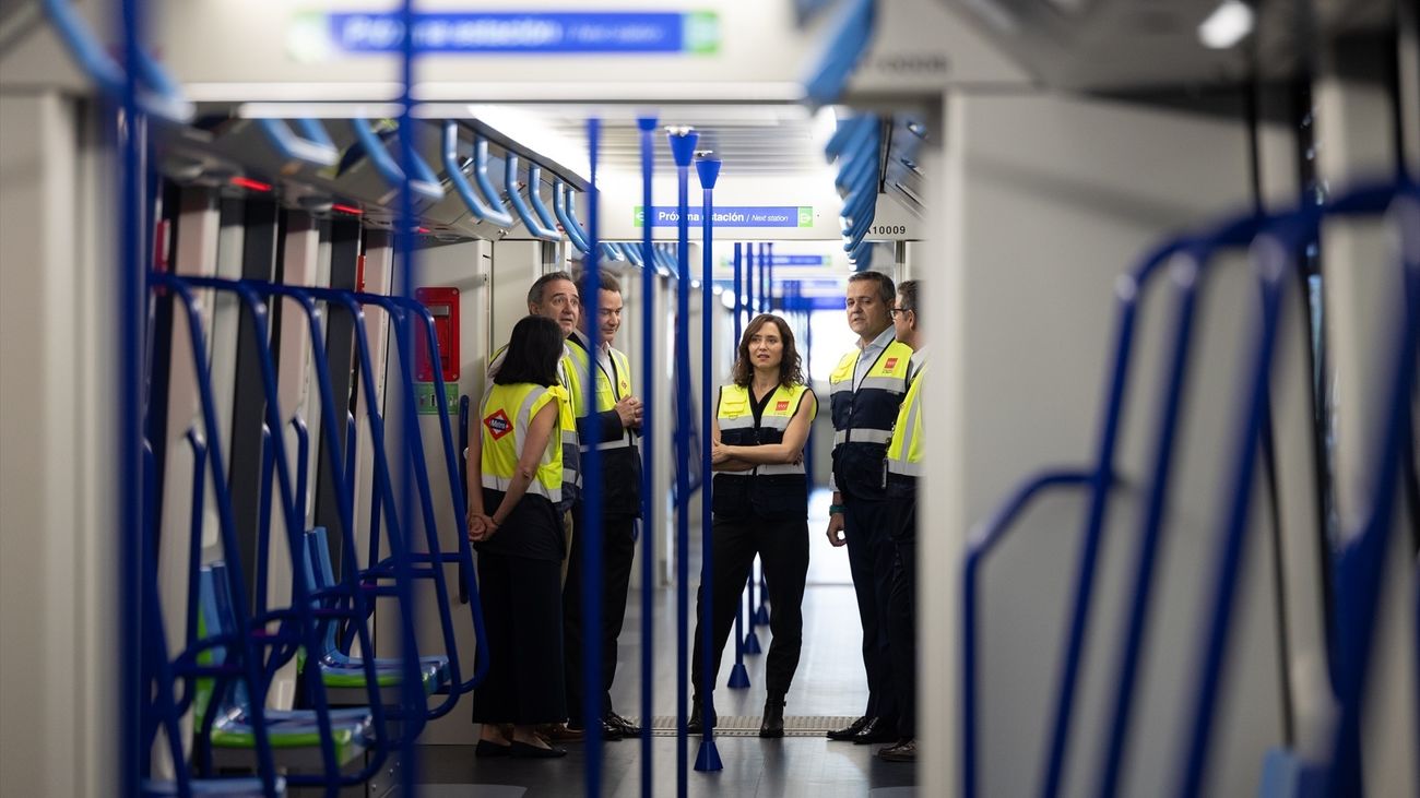 Ayuso conoce el primer tren automático que prestará servicio en la Línea 6