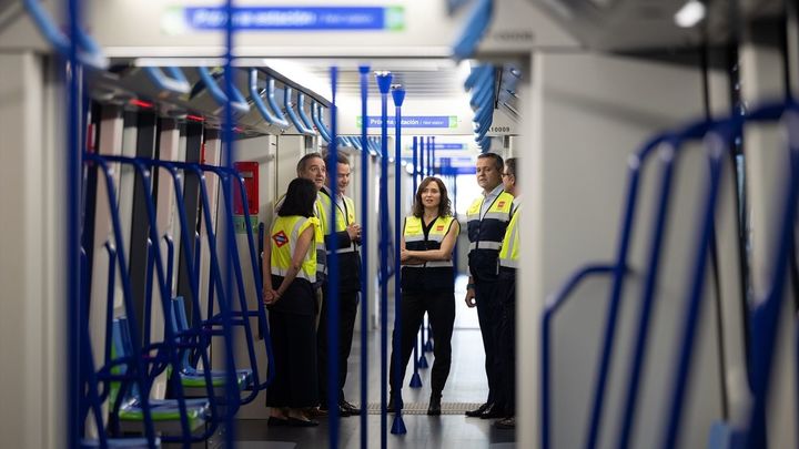 Ayuso conoce el primer tren automático que prestará servicio en la Línea 6