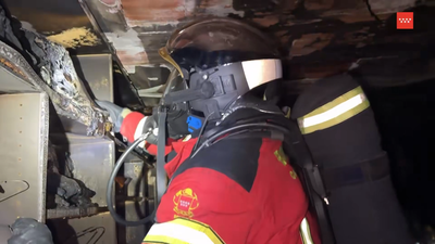 Un incendio en una vivienda de Fuenlabrada deja una mujer herida y obliga a desalojar a 25 vecinos