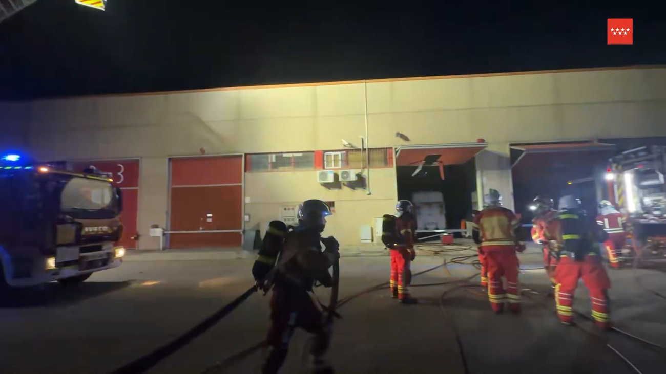 Incendio en una nave industrial de un polígono de Ajalvir junto a la M-103: 11 dotaciones de bomberos movilizadas