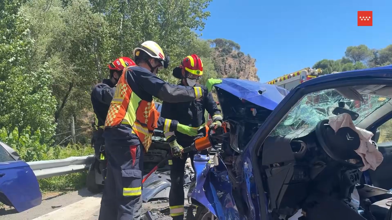 Dos jóvenes heridos graves tras un choque frontal entre dos coches en Pelayos de la Presa