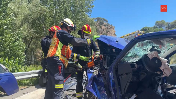 Dos jóvenes heridos graves tras un choque frontal entre dos coches en Pelayos de la Presa
