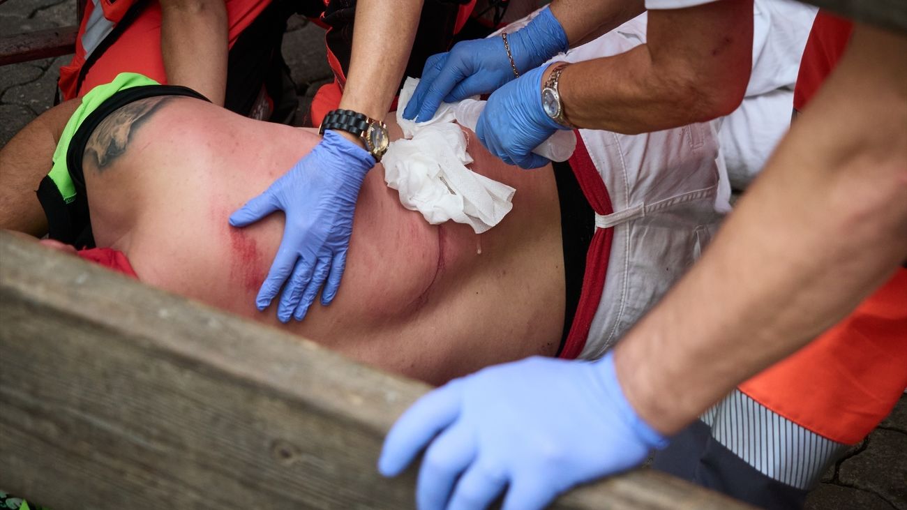 Herido siendo atendido por los voluntarios de Cruz Roja en el Séptimo encierro de San Fermín 2026