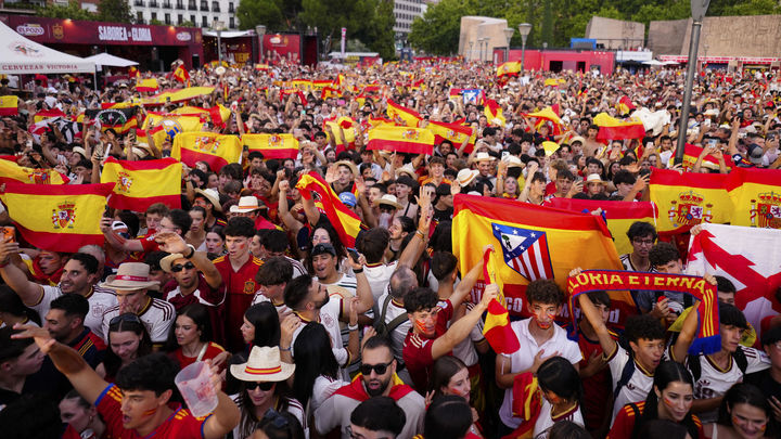 Euforia, música y charanga en Colón, que no falla en su cita con España