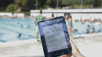 Leer en las piscinas municipales de Madrid solo te costará un 'clic'