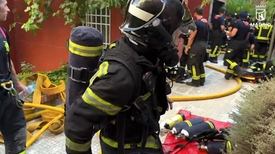 Rescatadas siete personas en el incendio de una vivienda en Canillas