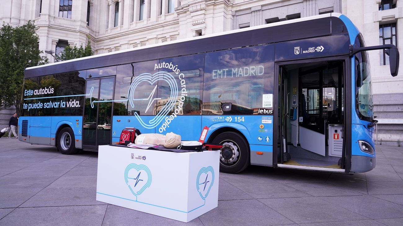 Madrid instala desfibriladores en toda la flota de autobuses de la EMT