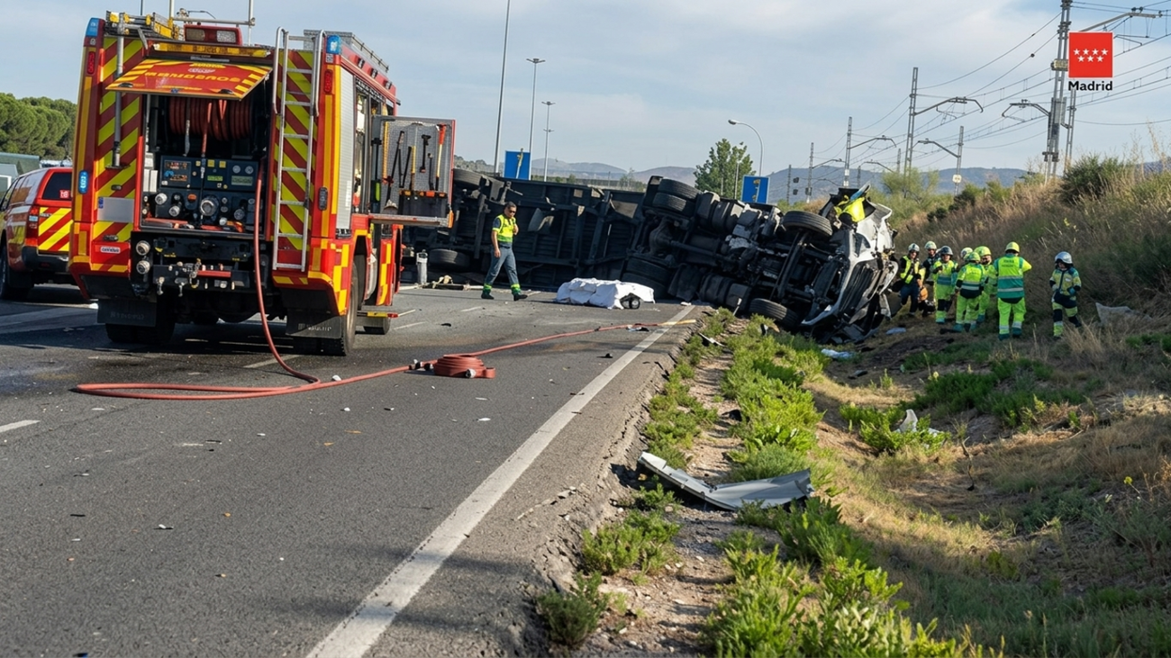 Vuelco de un camión en la vía de servicio de la A-6 en Las Rozas